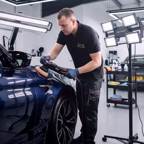 Faser Zeder – Detailarbeit an Lack und Chrom